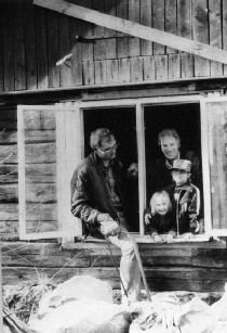König och Dahlman får hjälp med fönsteen av barnen